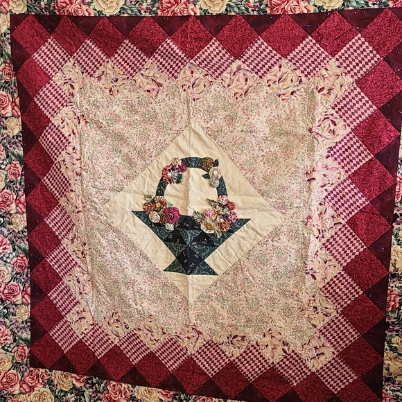 Vintage handmade quilt tapestry - Picture 2 of 4